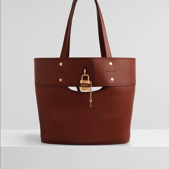 Chloe - Picture 3 of 7